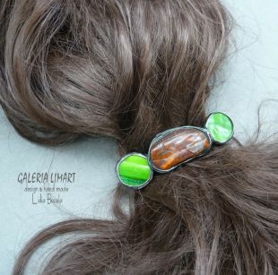 spinka do włosów z dorodnego bursztynu bałtyckiego oraz szkła w ciepłym zielonym kolorze